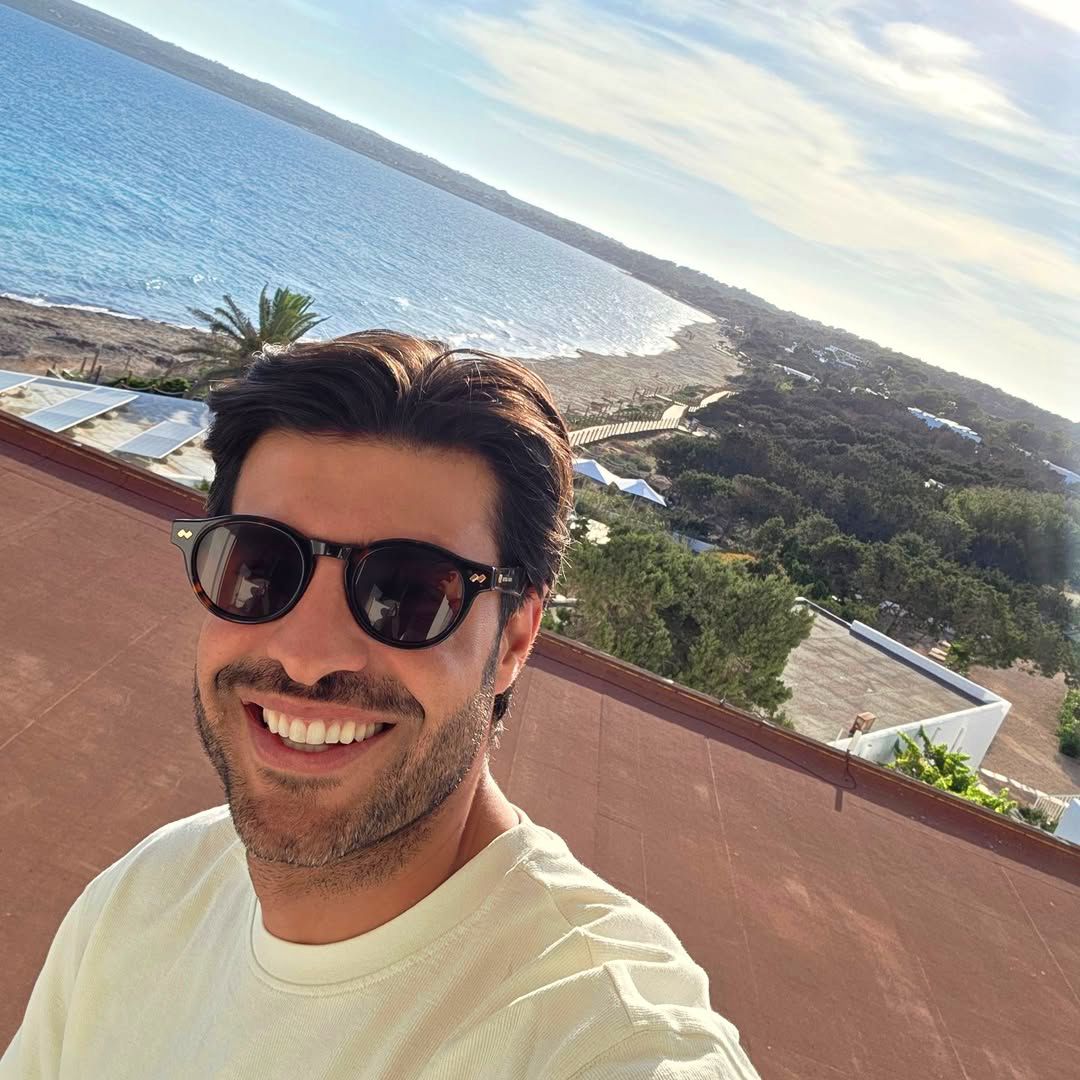 Miguel Torres junto al mar