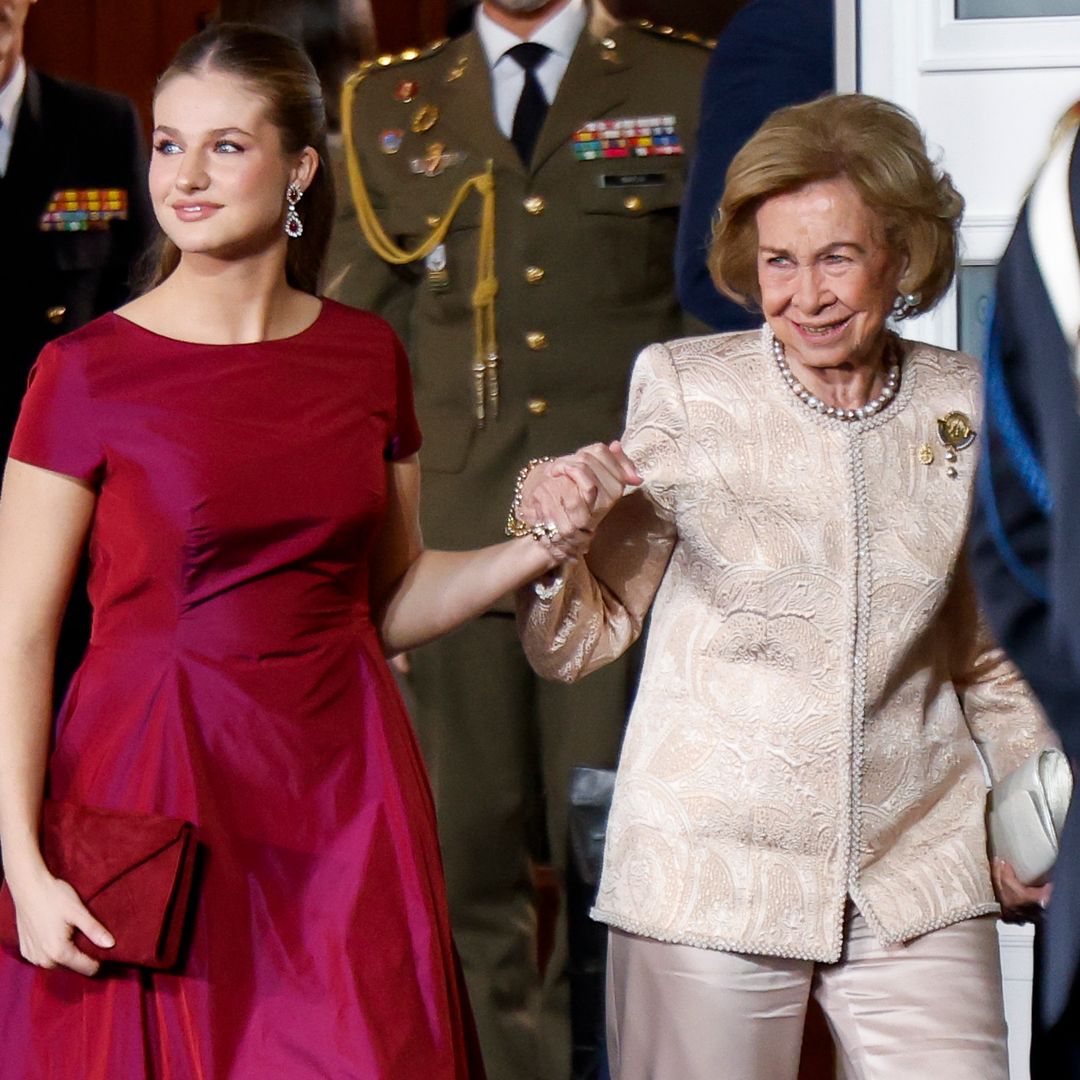 La reina Sofía y la princesa Leonor escenifican su complicidad: del abrazo para la historia al doble homenaje que escondían sus simbólicas joyas