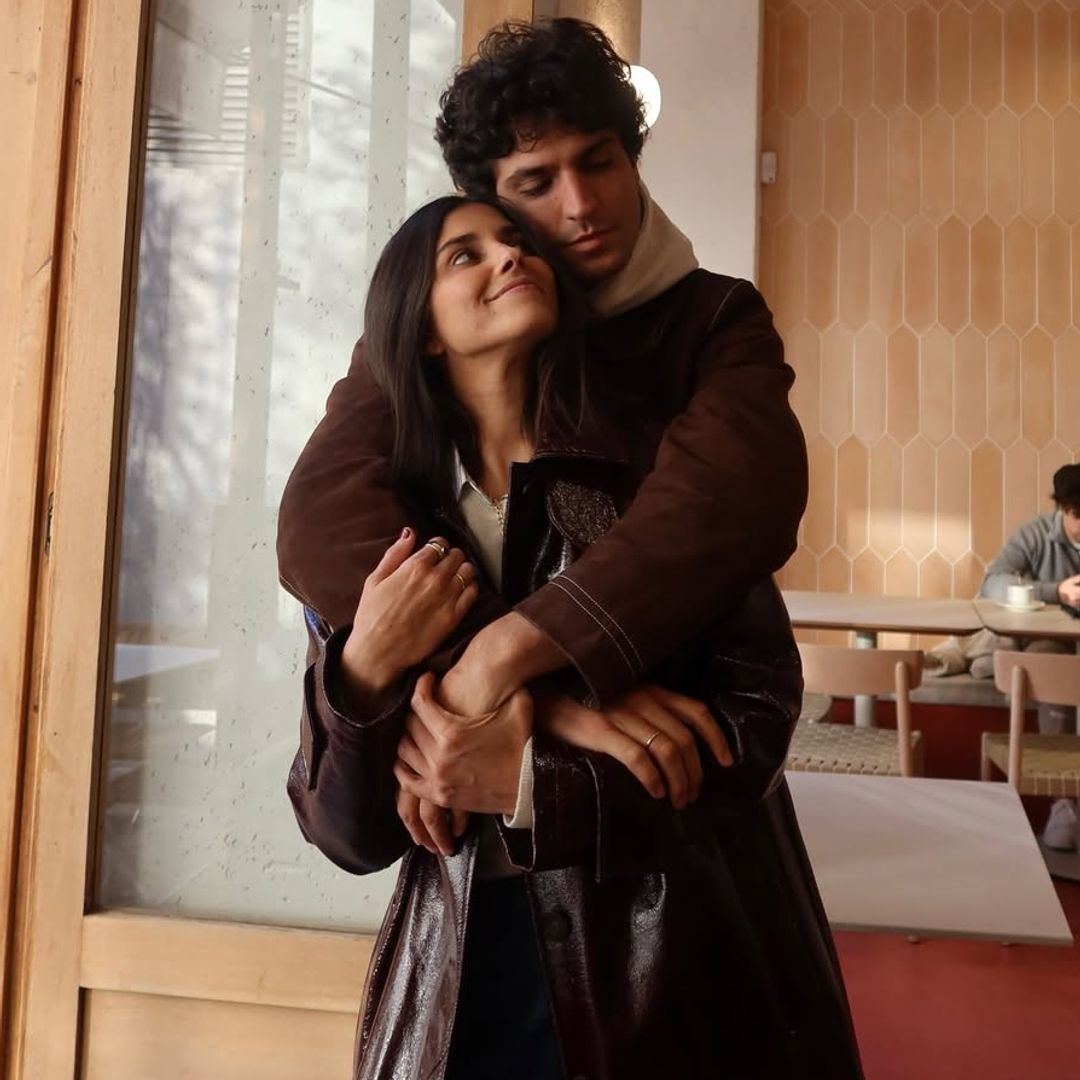 María García de Jaime y Tomás Páramo en una fotografía que enfatiza un romántico gesto