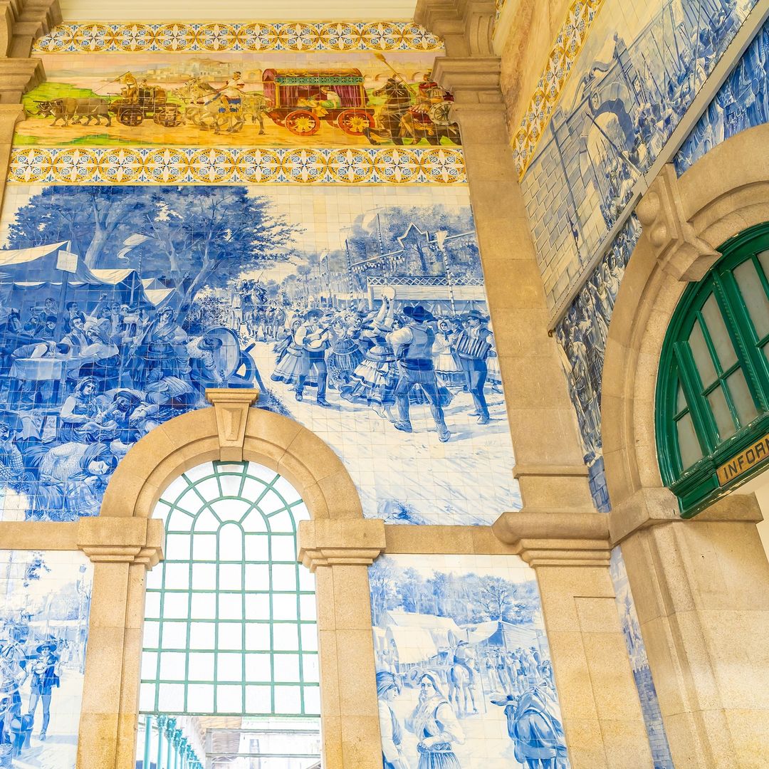Escenas de la vida rural del norte de Portugal en los azulejos de la estación de São Bento