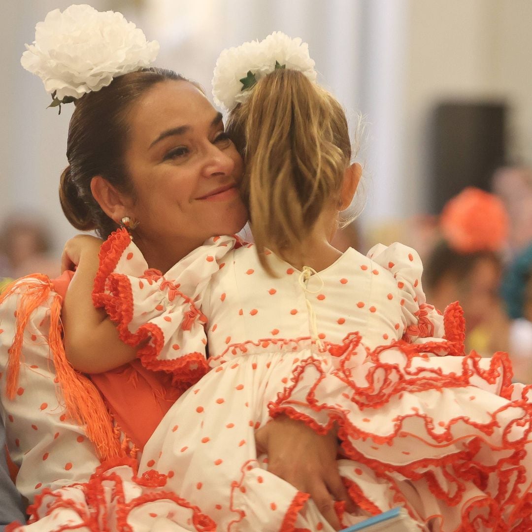 Las emocionantes imágenes de Toñi Moreno con su hija Lola, dos peregrinas de romería en la Feria de Málaga
