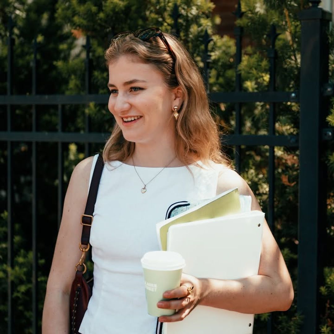 Nuevas fotos de Elisabeth de Bélgica antes de su graduación en la Universidad de Harvard