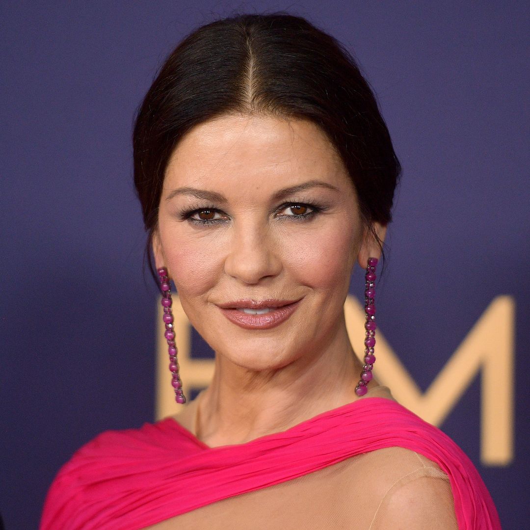 Catherine Zeta-Jones comparte una selfie 'accidental' en bata de baño y luce fenomenal