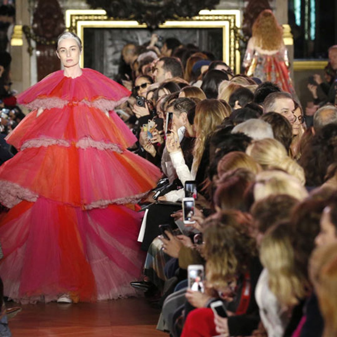Schiaparelli convierte en su musa a una Erin O'Connor embarazada y en zapatillas