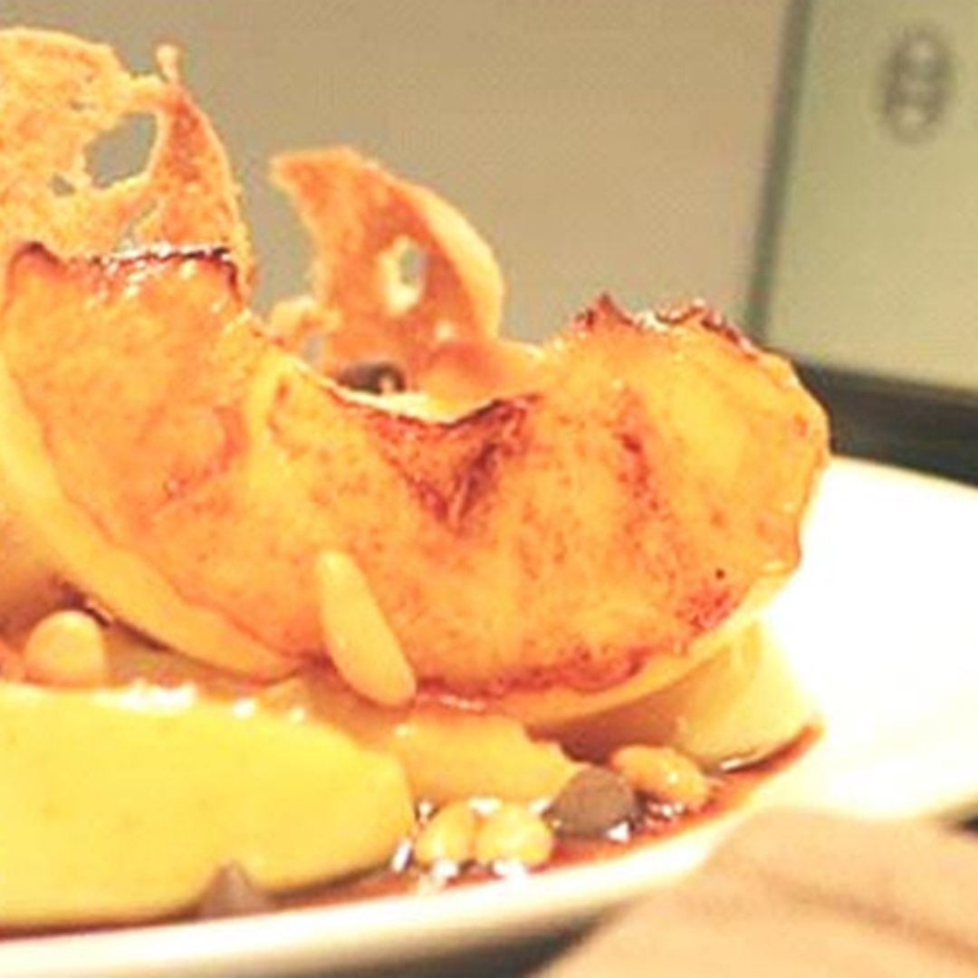 Manzanas caramelizadas con jarabe de agave y crocante de piñones, pan y chocolate