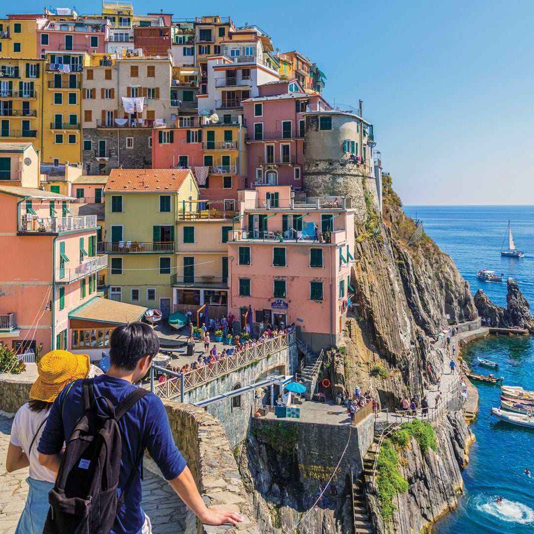 Pareja contemplando Manarola, en Cinque Terre
