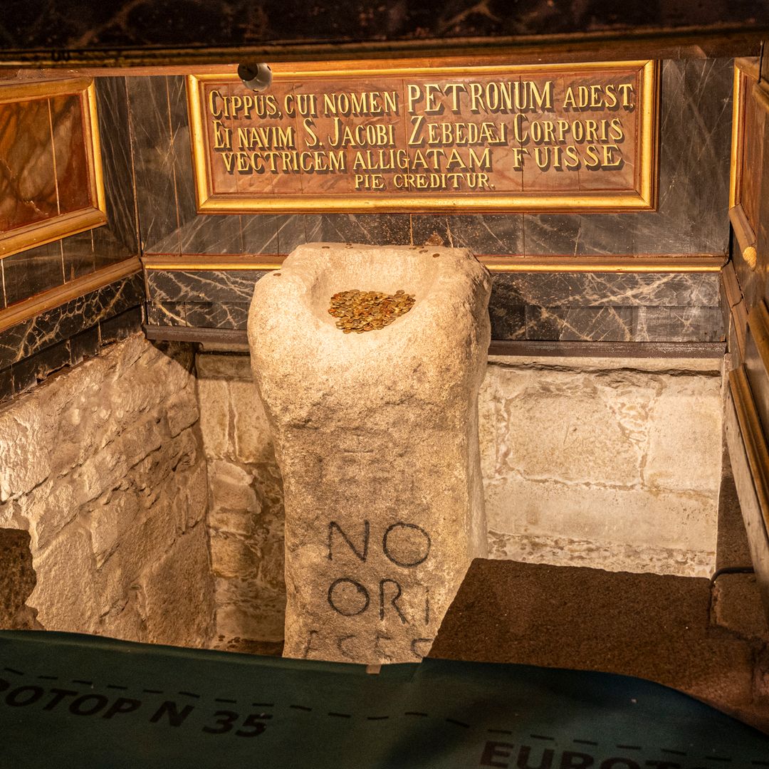 Pedrón, un ara romana dedicada al dios Neptuno en la iglesia de Santiago de Padrón