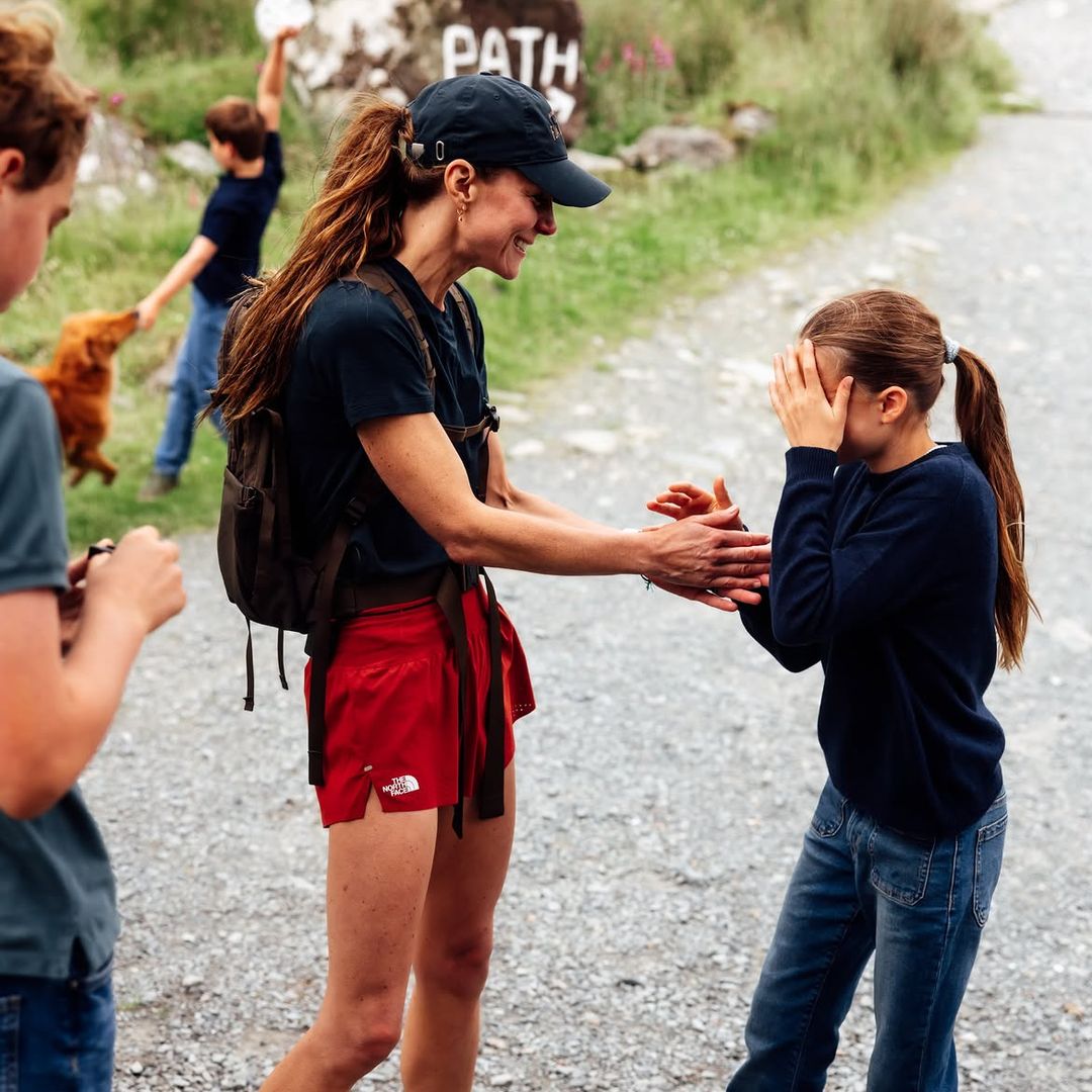 Las emocionantes fotos de Kate Middleton con el príncipe Guillermo y sus hijos tras completar el increíble desafío de los 3 picos