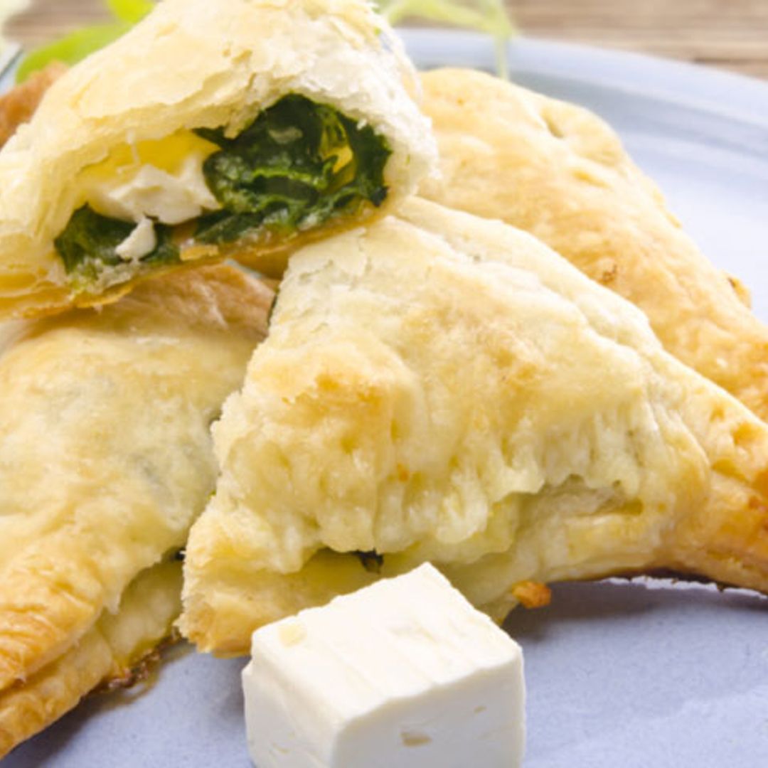 Samosas de hojaldre con espinacas y queso feta