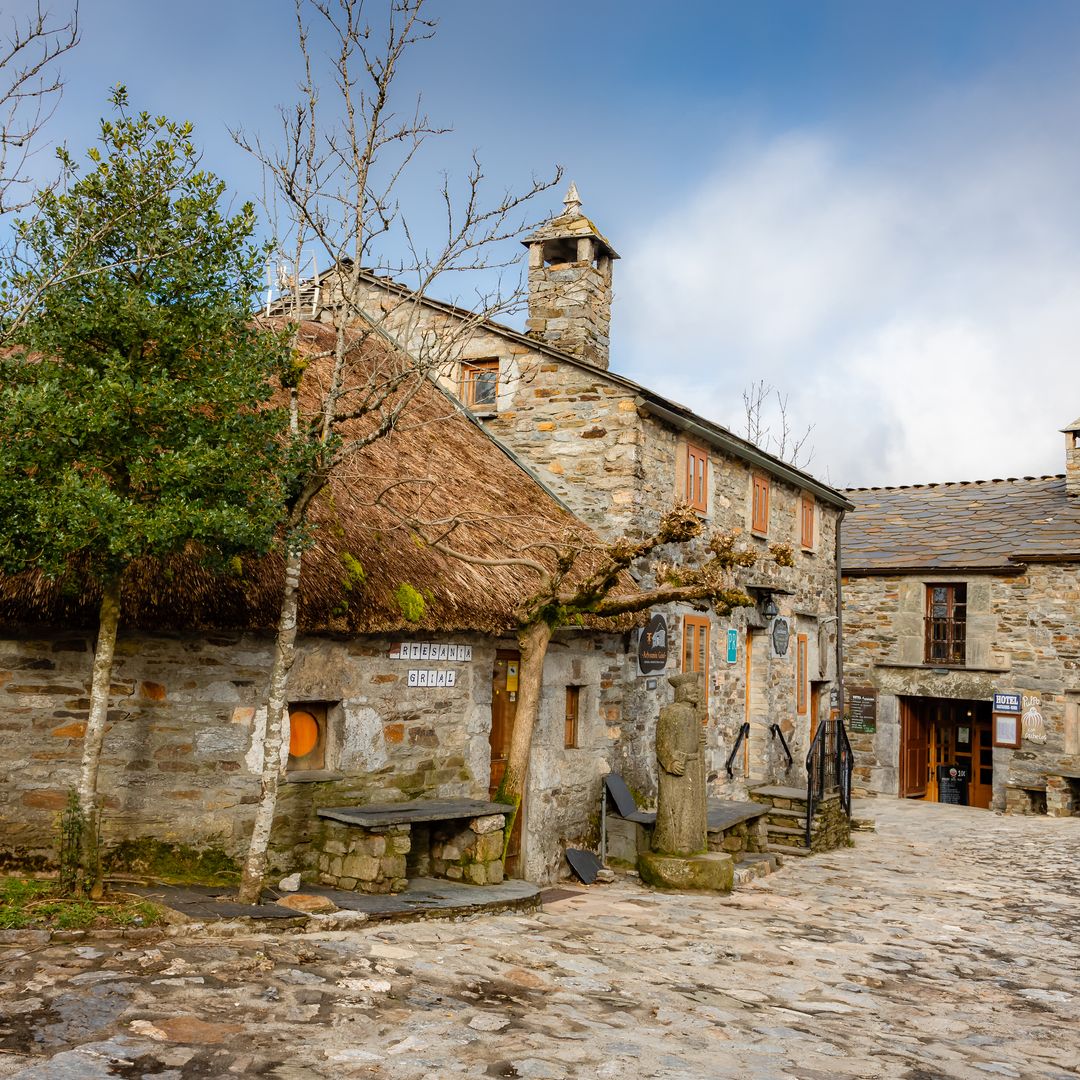Calles empedradas en el pueblo de O Cebreiro, en el Camino de Santiago, Galicia