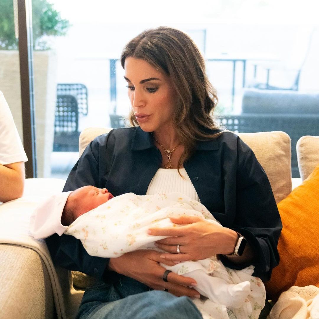 Hussein de Jordania comparte una fotografía inédita de su madre Rania con la recién nacida Iman para felicitarla por su cumpleaños