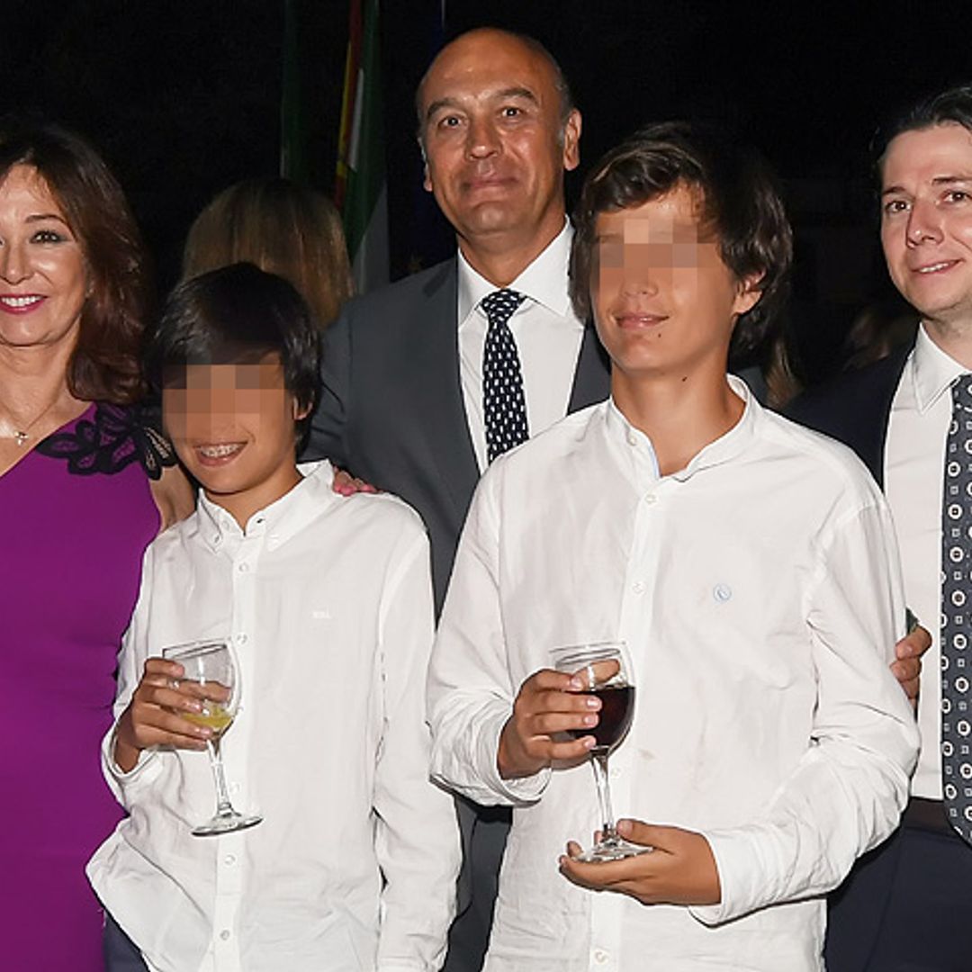 Ana Rosa Quintana, arropada por su marido y sus hijos, en un homenaje con un significado muy personal