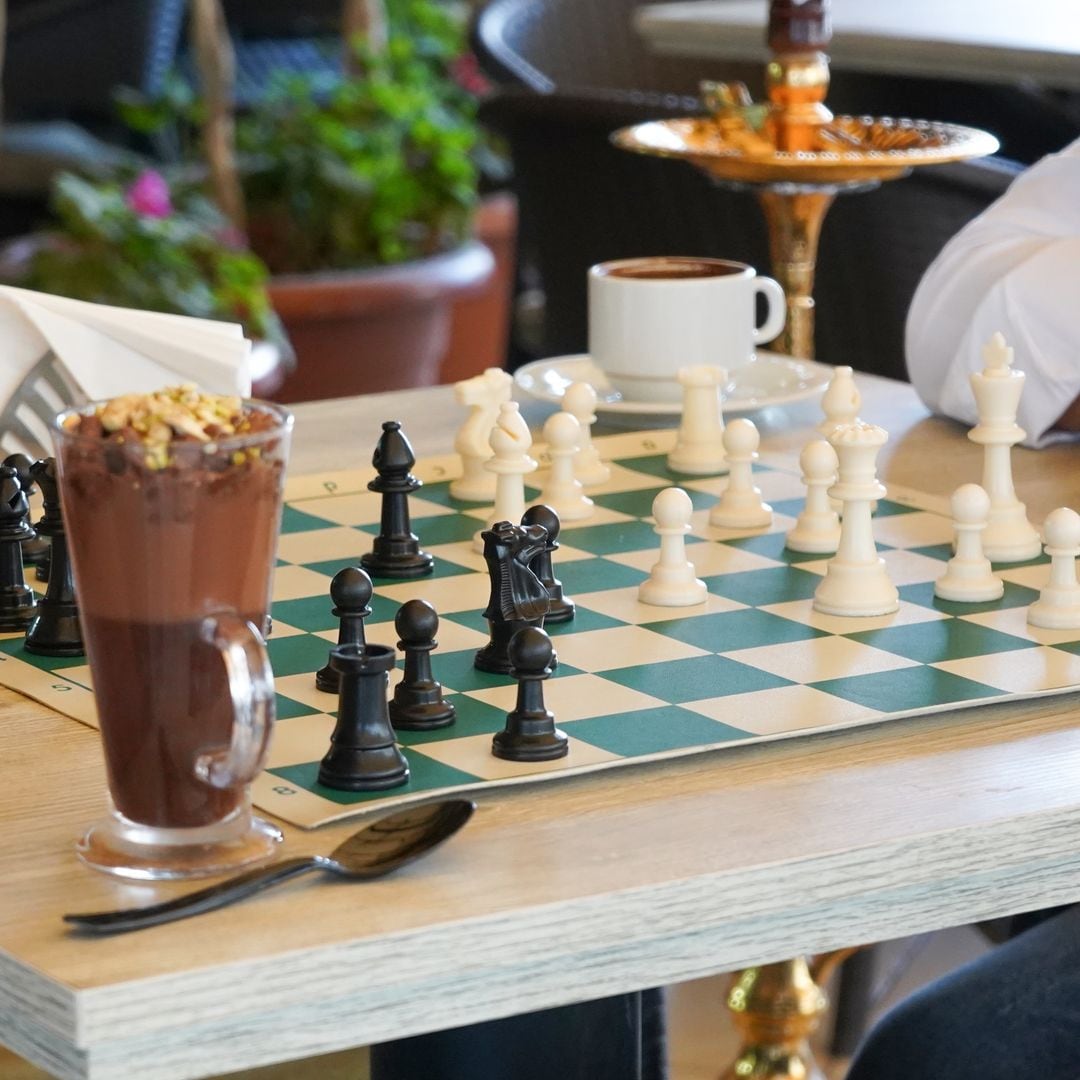 Desde ajedrez a montar en bici: en estos sitios de Madrid, comer es solo el principio