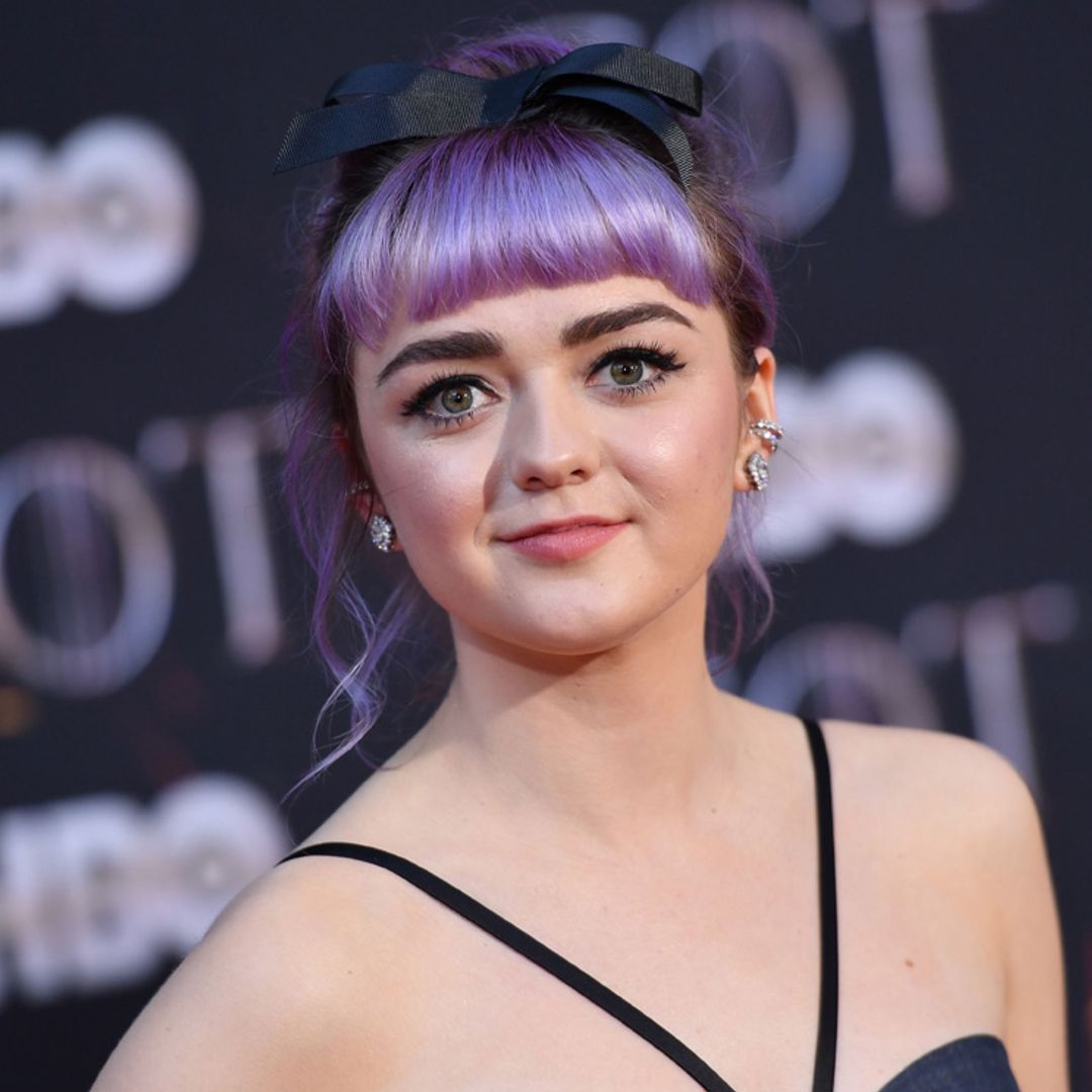 Maisie Williams cambia de nuevo de 'look' y confirma su romance con los tonos fantasía