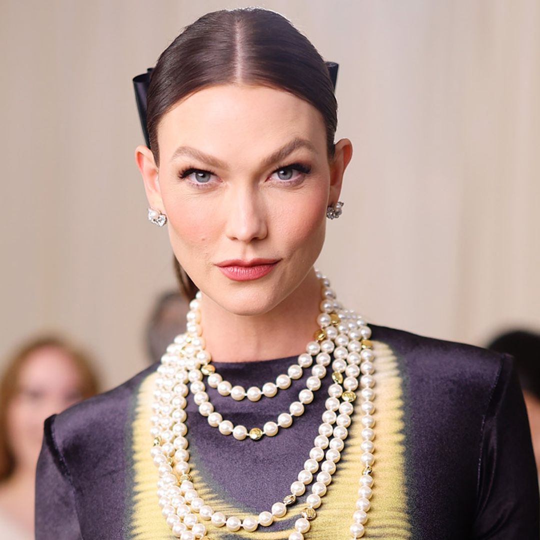 Karlie Kloss anuncia su segundo embarazo con un vestido 'made in Spain' en la Gala MET