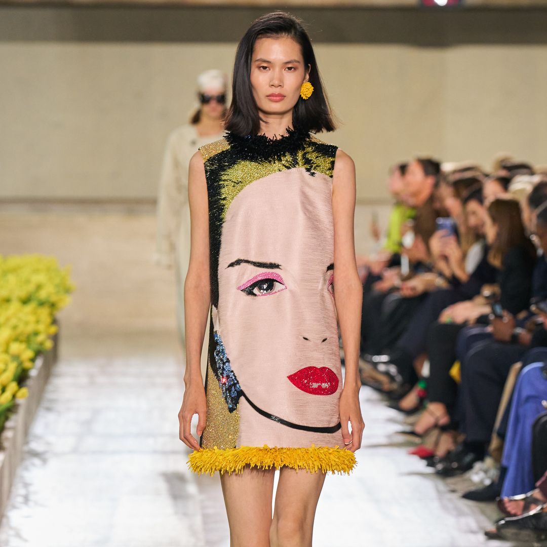 Una Polaroid que le hizo Andy Warhol, su restaurante favorito y la mítica camisa blanca: Carolina Herrera celebra su 45 aniversario con un desfile repleto de homenajes