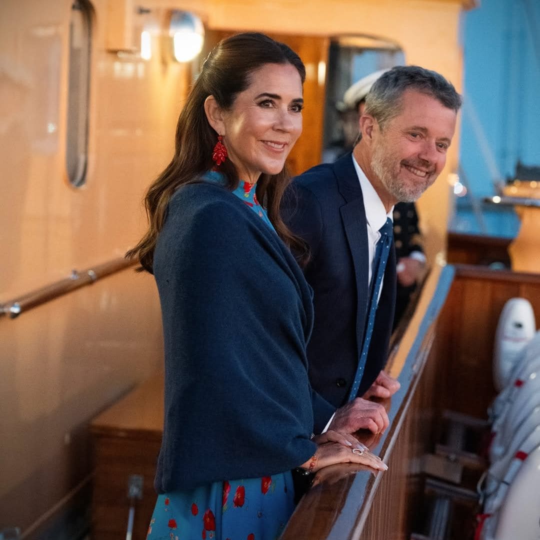 Una chaqueta prestada, ropa deportiva y muchas referencias al mar: la sorprendente maleta de Mary de Dinamara en su viaje en el yate real