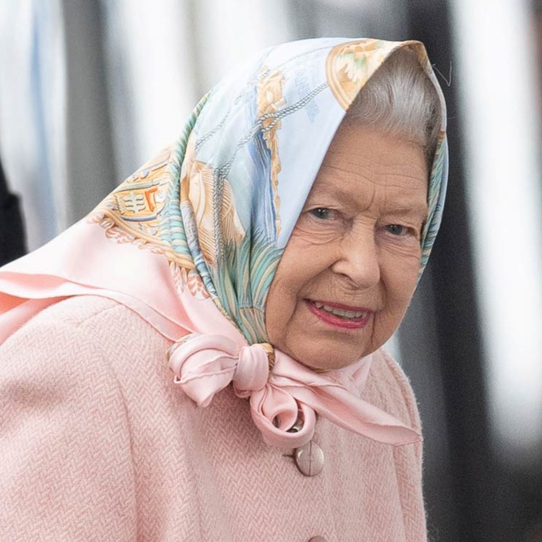 Pañuelo en ristre y viaje en tren: Isabel II ya está de vacaciones de Navidd