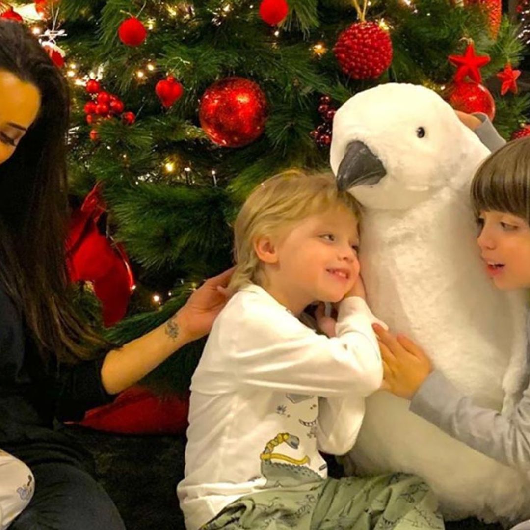 Pilar Rubio y Sergio Ramos ponen el árbol de Navidad con el 'toque mágico' de sus hijos