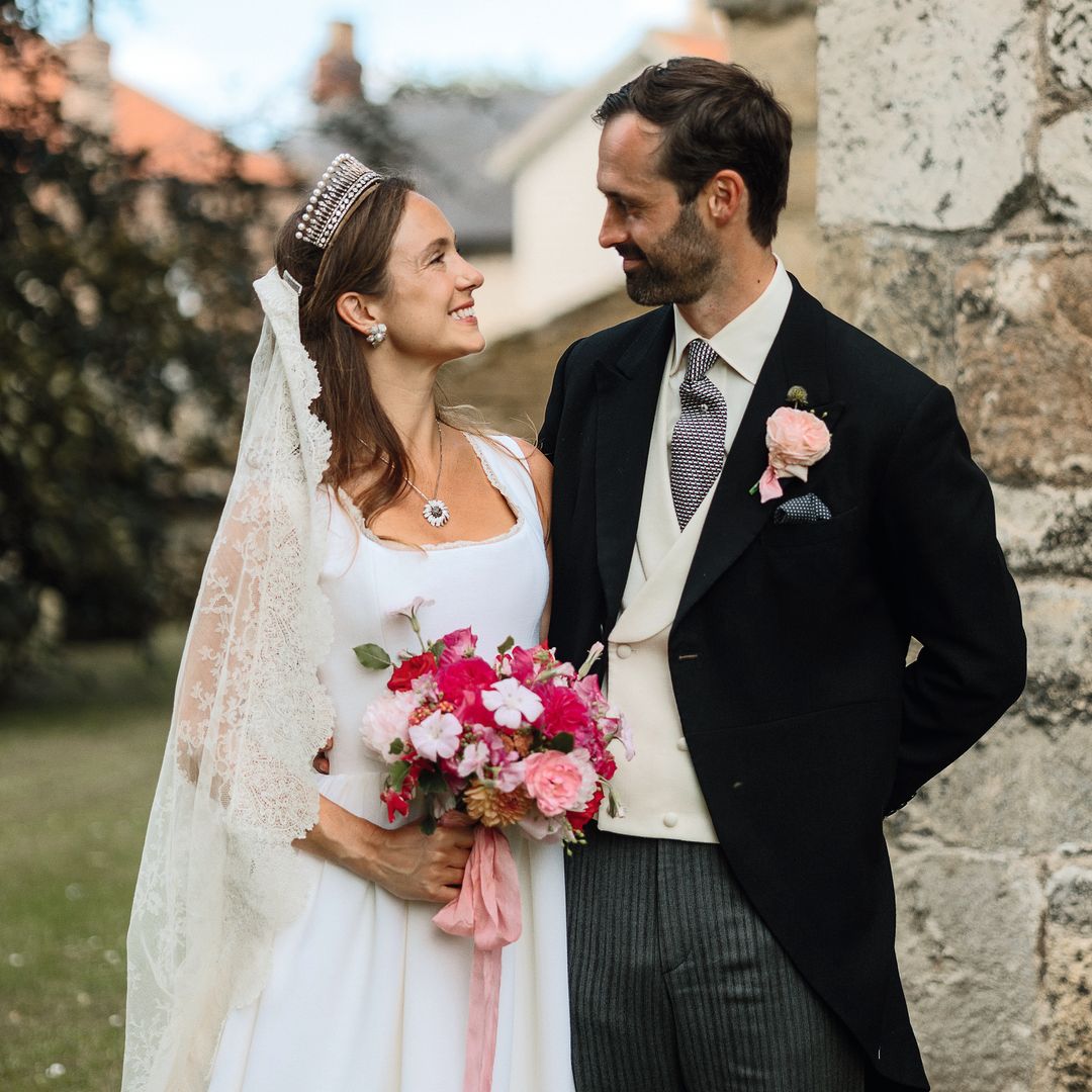 IMÁGENES EXCLUSIVAS. Lady Marina Windsor sorprende con su segundo vestido de novia: flecos, 'crop top' y plataformas