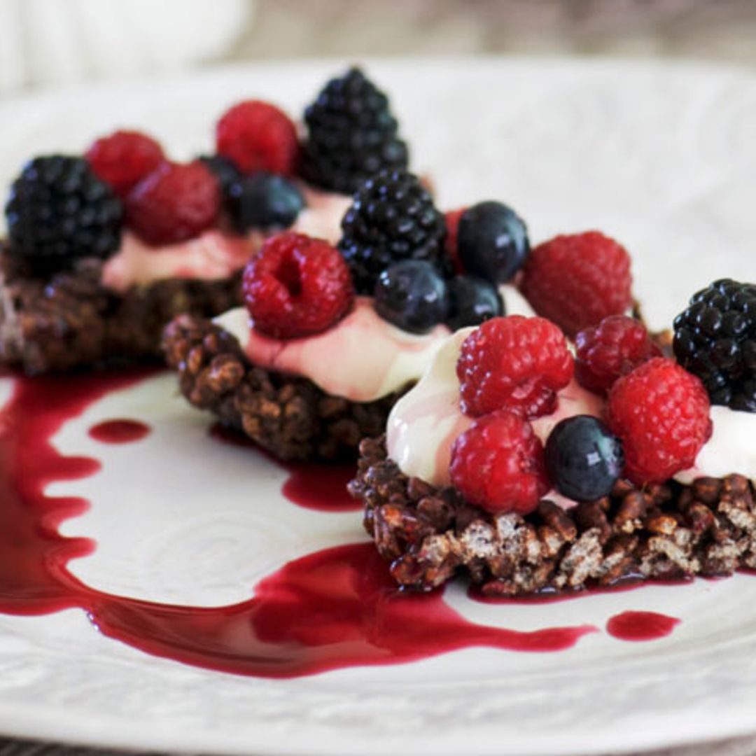 Arroz inflado al chocolate con frutos silvestres, nata y 'coulis' de frambuesa
