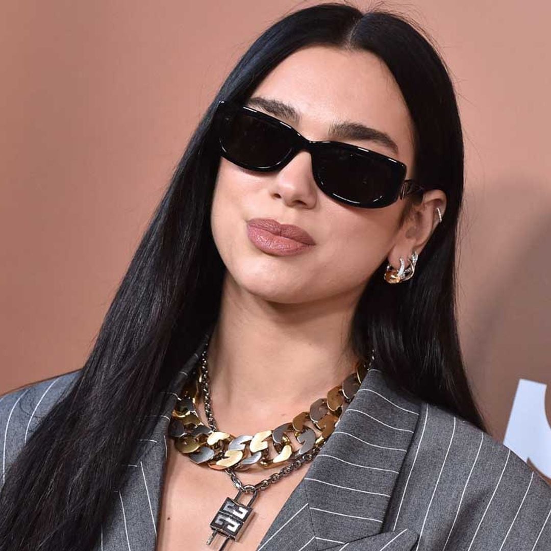 Dua Lipa reinterpreta un look de pasarela y el resultado es aún mejor
