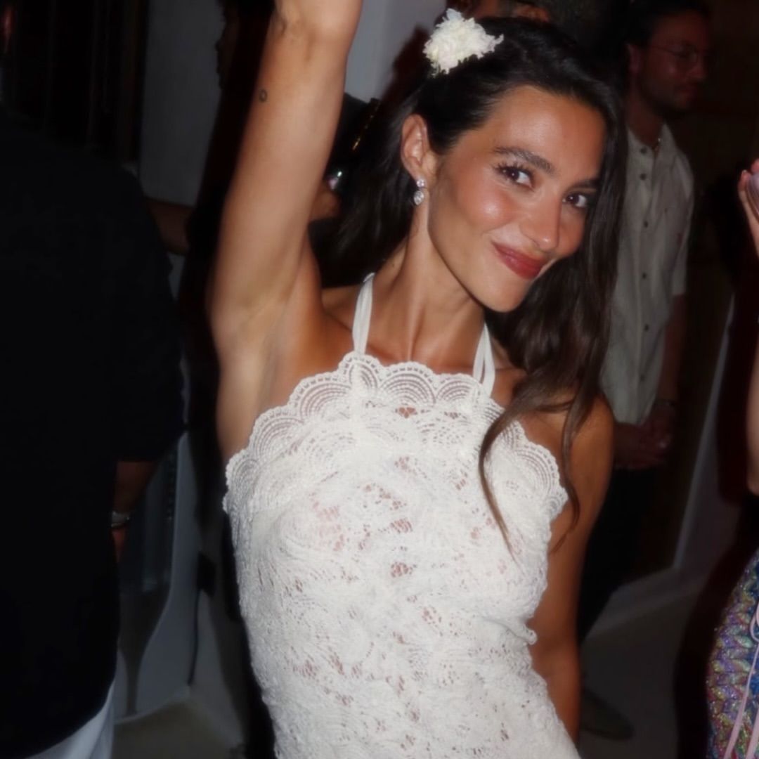 Rocío Crusset elige un vestido de encaje con escote halter para su gran fiesta en Ibiza: "Se ha coronado como la novia más estilosa del verano"