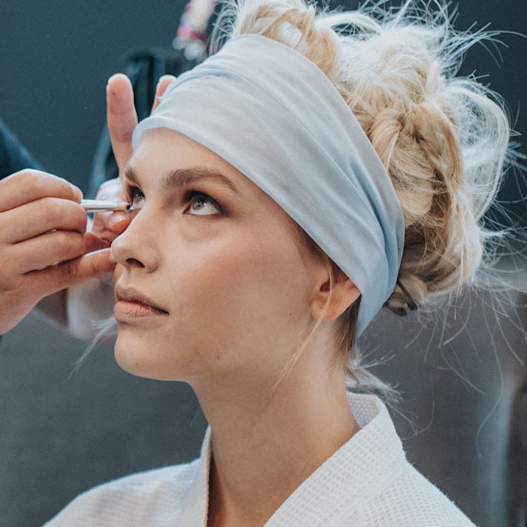 El truco de Lisa Eldridge, maquilladora de Hollywood, para que el corrector de ojeras no se cuartee: "Nunca lo fijo enseguida"