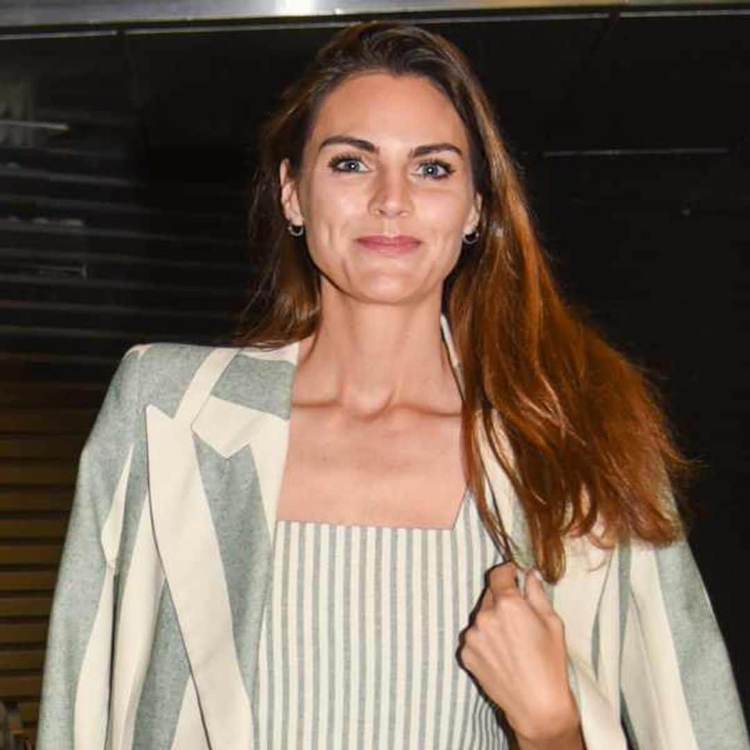Amaia Salamanca estrena el conjunto de rayas verticales 'made in Spain' que más estiliza