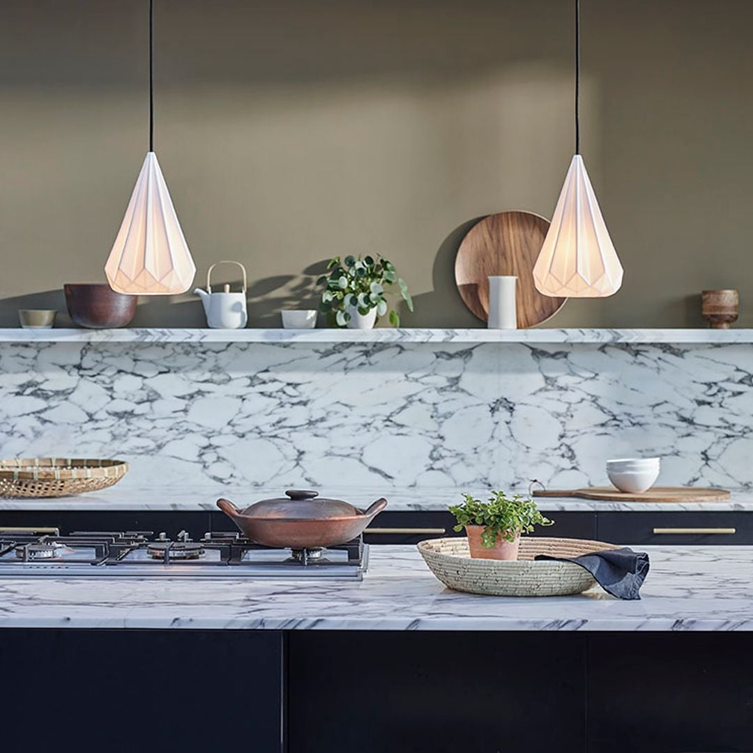 Descubre por qué es buena idea instalar estantes de pared en la cocina