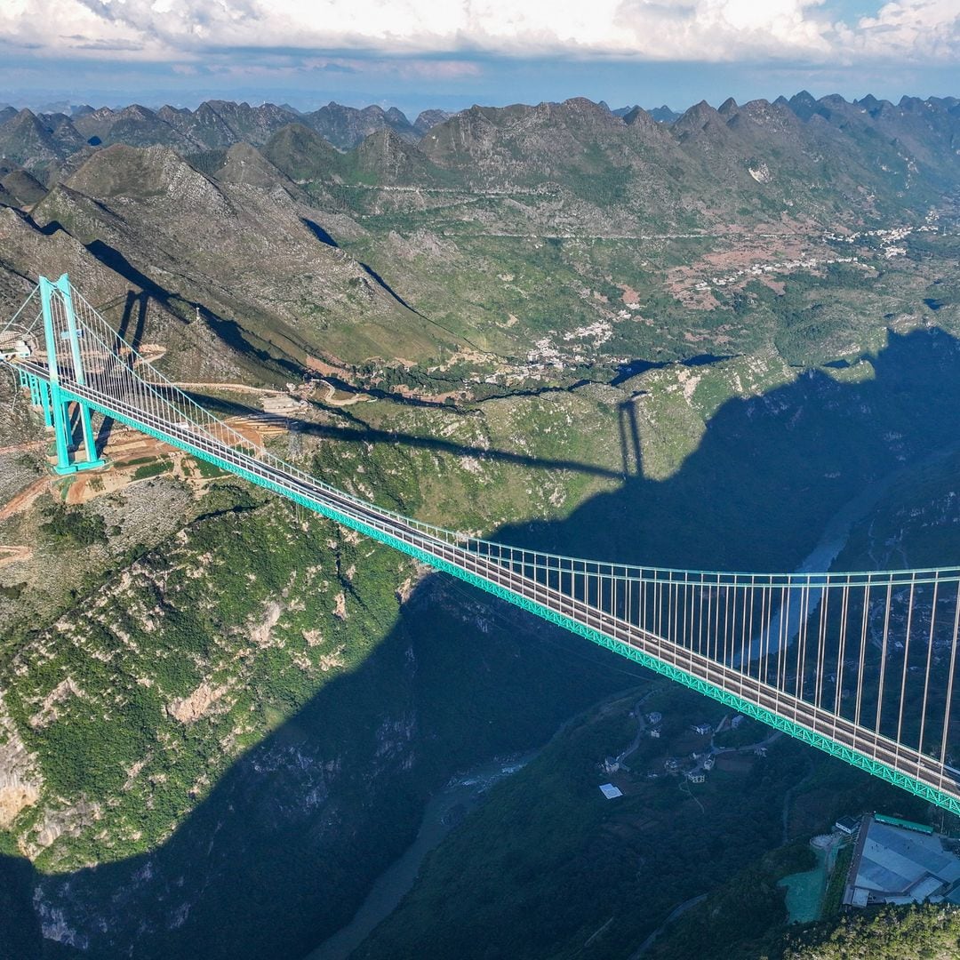 Así es el puente colgante que ya es considerado una de las maravillas del siglo XXI y es más alto que muchos rascacielos