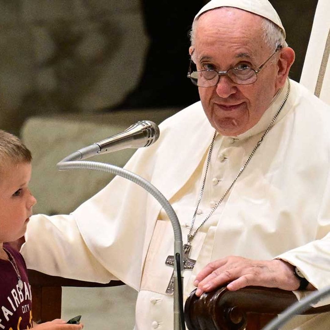 La reacción del Papa Francisco cuando un niño sube al palco durante una audiencia en El Vaticano