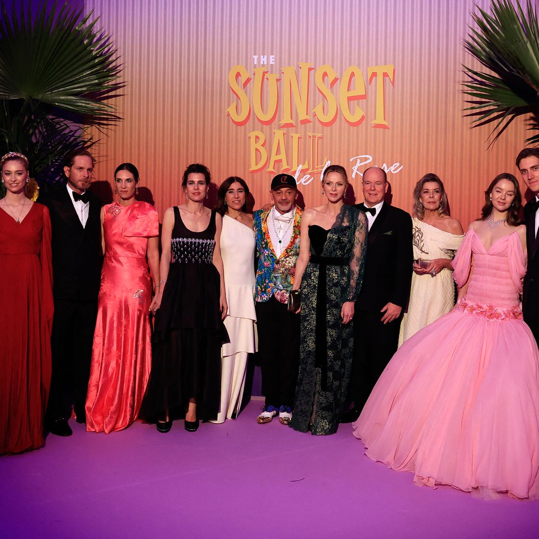 La familia Grimaldi celebra el Baile de la Rosa con toques caribeños y actuación española