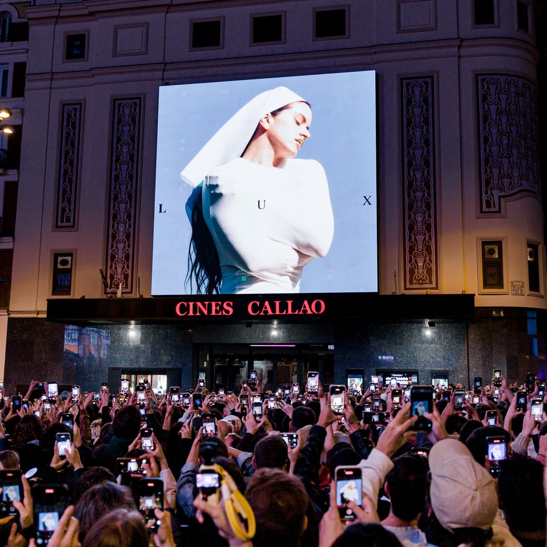 Rosalía podría enfrentar una multa tras el caos originado en Madrid durante la presentación de su álbum, 'Lux'