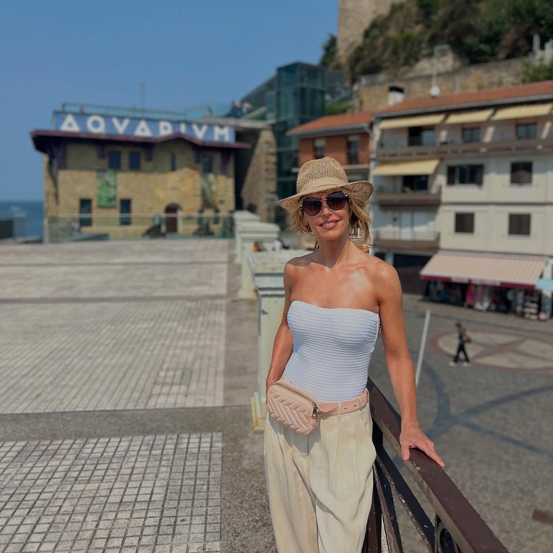 Emma García en San Sebastián, al fondo el Aquarium