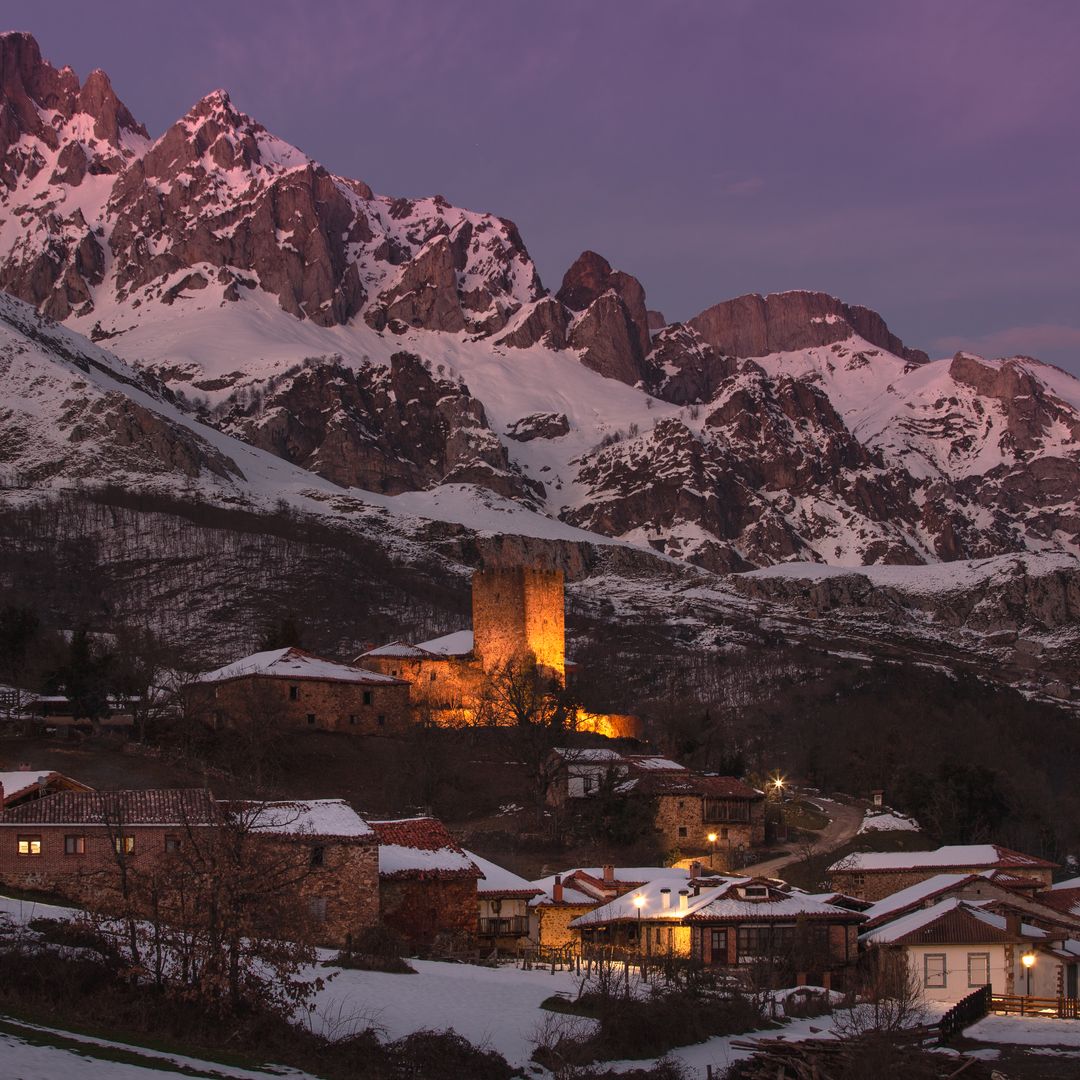 El pueblo de Mogrovejo, en Cantabria, junto a las montañas nevadas en el invierno