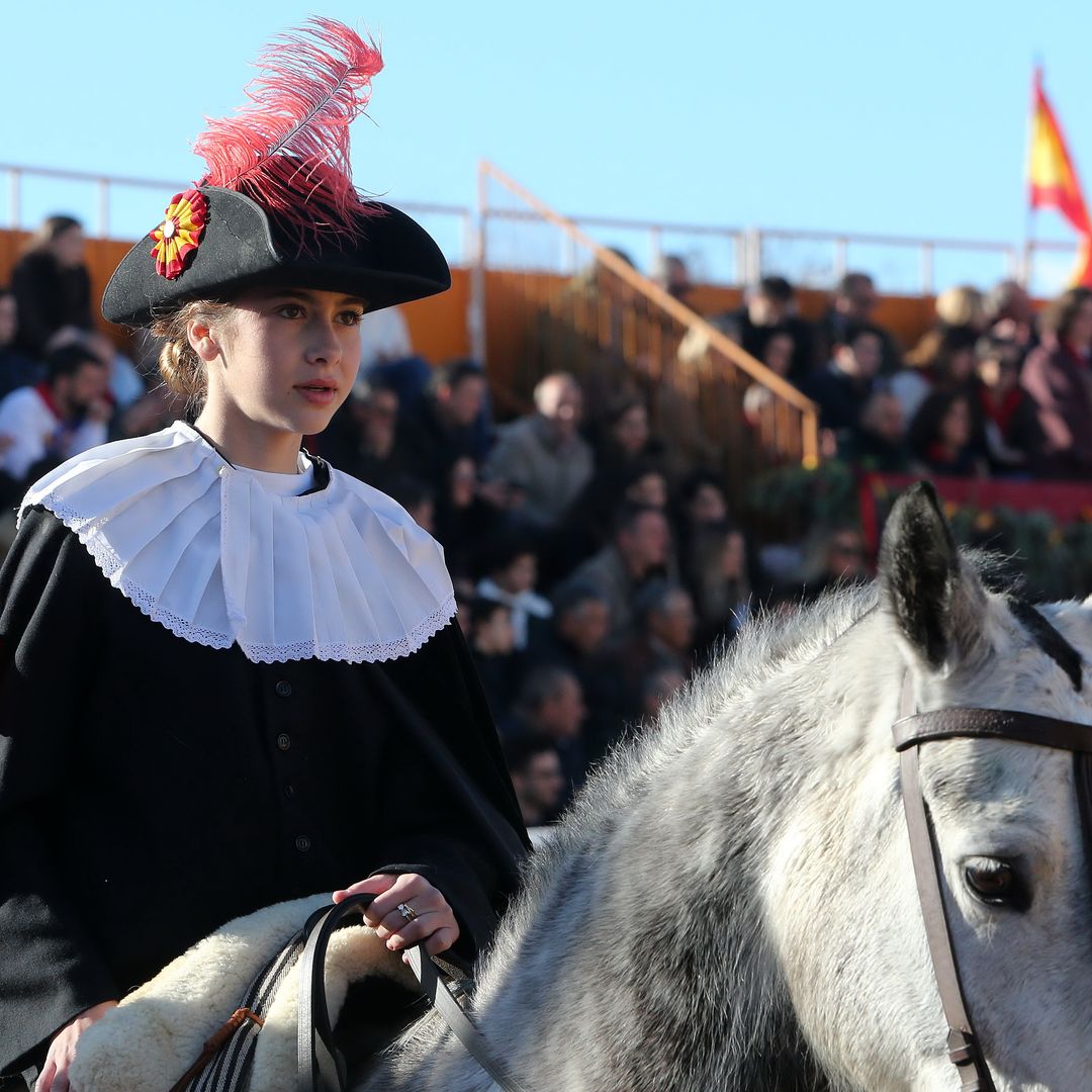 María, hija del torero Morante de la Puebla, protagoniza un debut histórico como alguacilillo a caballo en la plaza de su pueblo