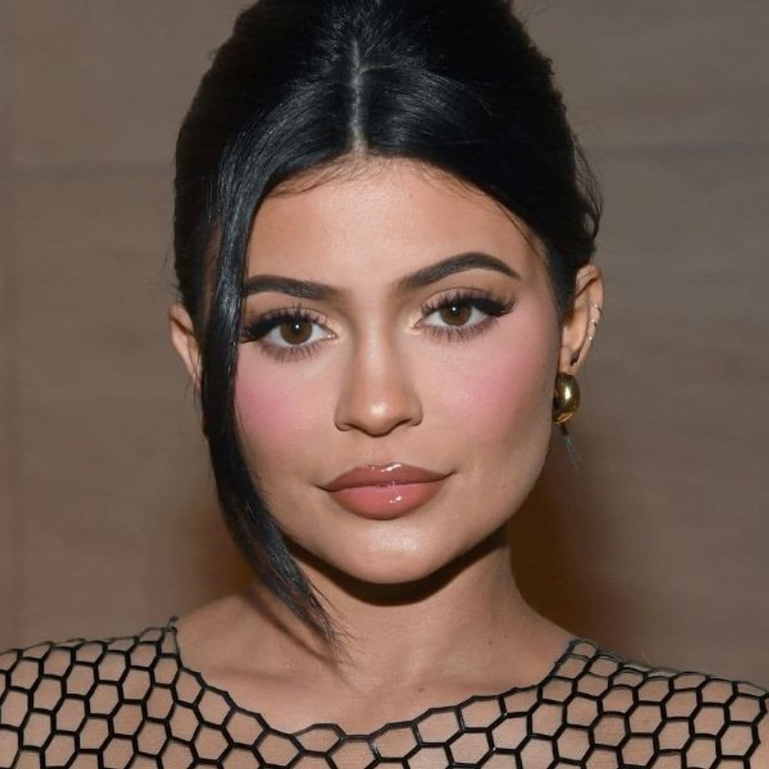 ¿Kylie Jenner desveló hace meses cuándo nacería su bebé? La pista habría sido este collar