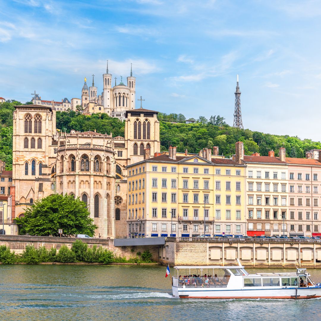 Catedral de Lyon asomada al río Saona, Francia