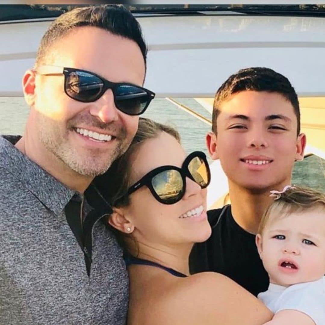 Luna, la hija de Ximena Duque, apenas es una bebé y ya es aficionada a los libros