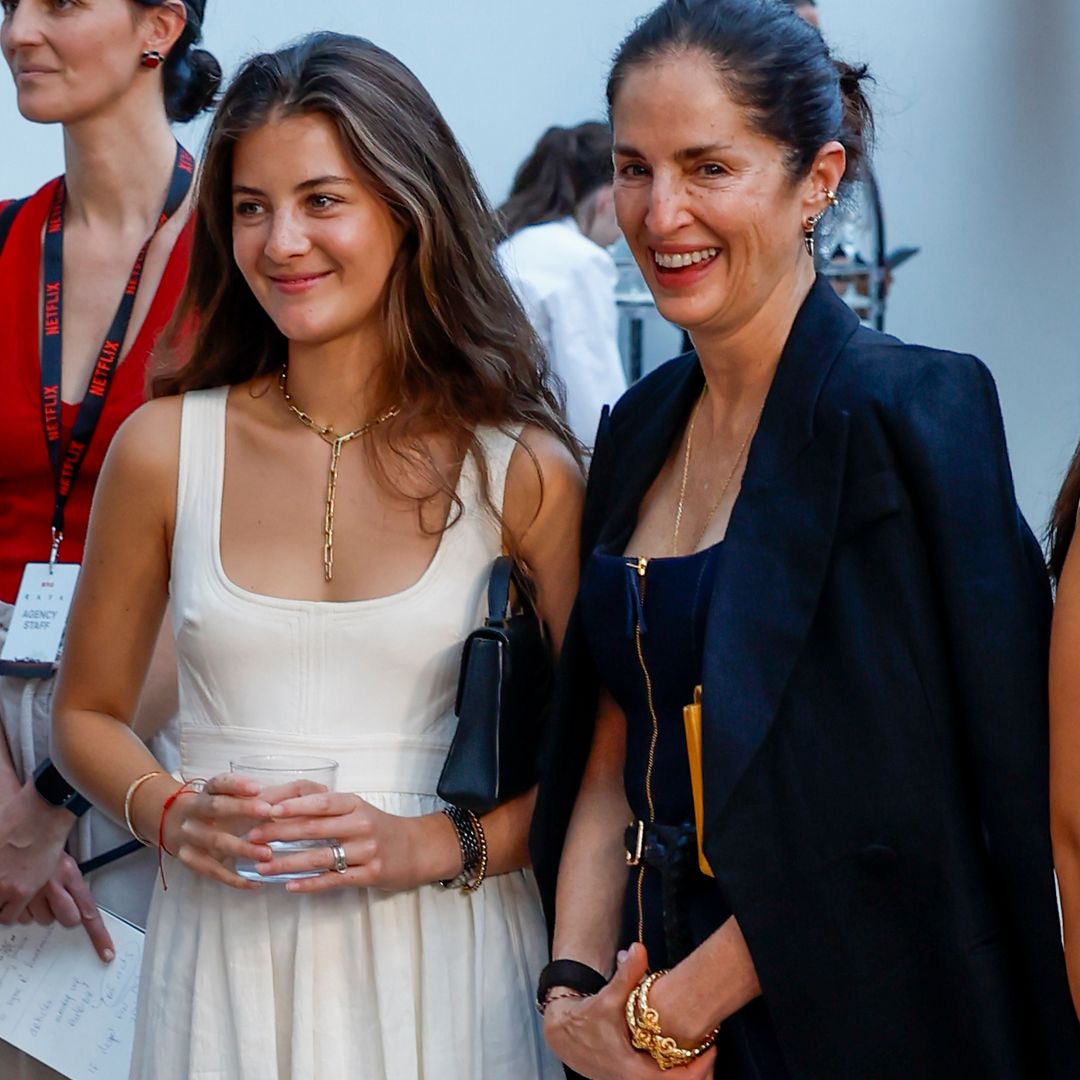 Olimpia Báez, nieta de Carolina Herrera, pura elegancia con un vestido blanco y bailarinas junto a su madre en Madrid