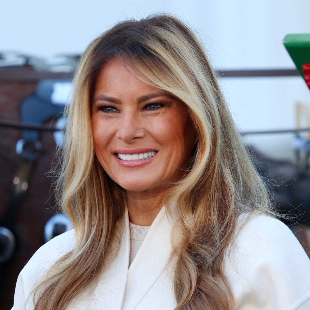 Melania Trump recibe el árbol de Navidad para la Casa Blanca y da inicio a las fiestas de fin de año