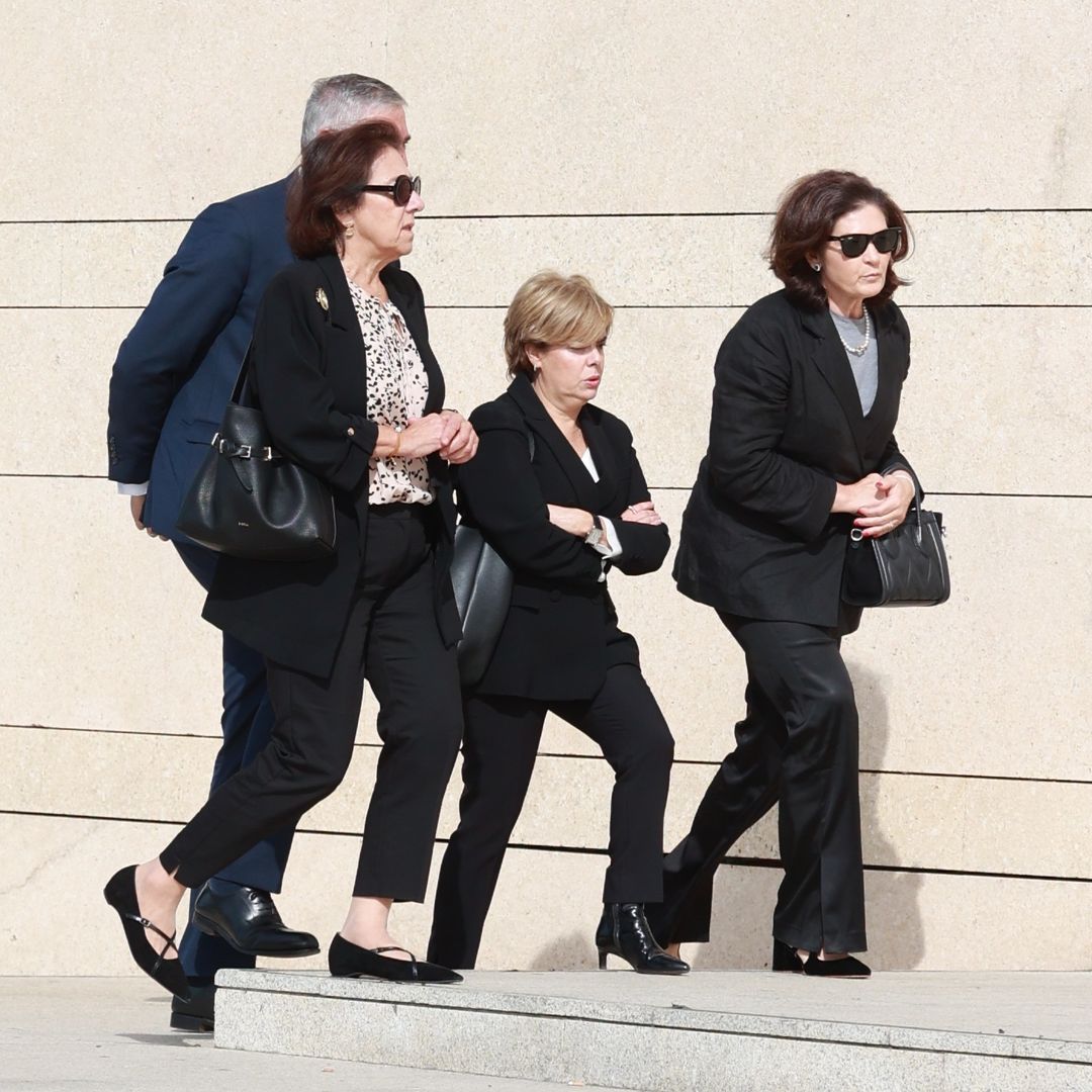 La exvicepresidenta del Gobierno, Soraya Sáenz de Santamaría (2d), a su llegada al tanatorio de Huelva para dar el último adiós a Fátima Báñez