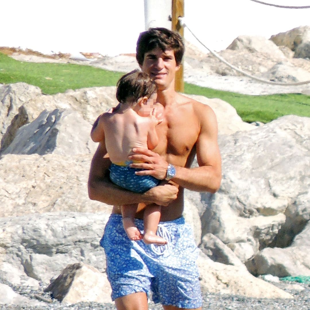 EXCLUSIVA. Belén Corsini y Carlos Fitz-James: primeros juegos en la playa con el pequeño Carlos