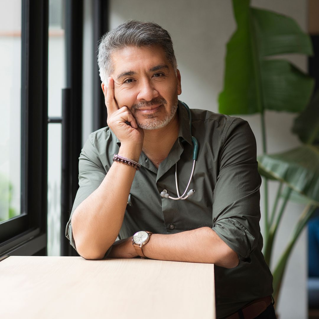 Dr. Jimmy Borja, pediatra: "El estilo de crianza actual es más dañino porque combina estrés crónico con soledad emocional, una mezcla tóxica para el desarrollo cerebral infantil"