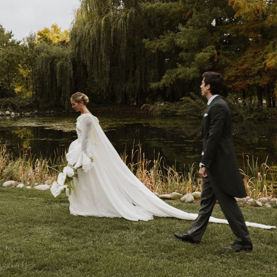 La boda en El Escorial de Mónica, la novia del vestido romántico con volantes en las mangas