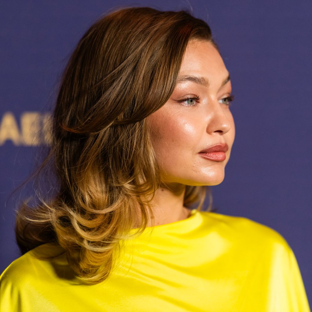 Gigi Hadid en unos premios en Nueva York con vestido amarillo