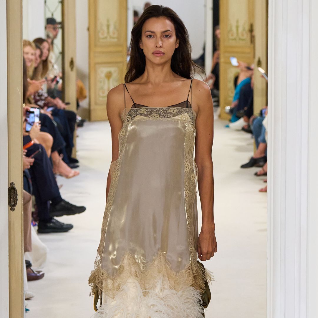 Alberta Ferretti nos invita a vivir una eterna primavera con su nueva colección: de la inspiración 'flapper' a las texturas florales