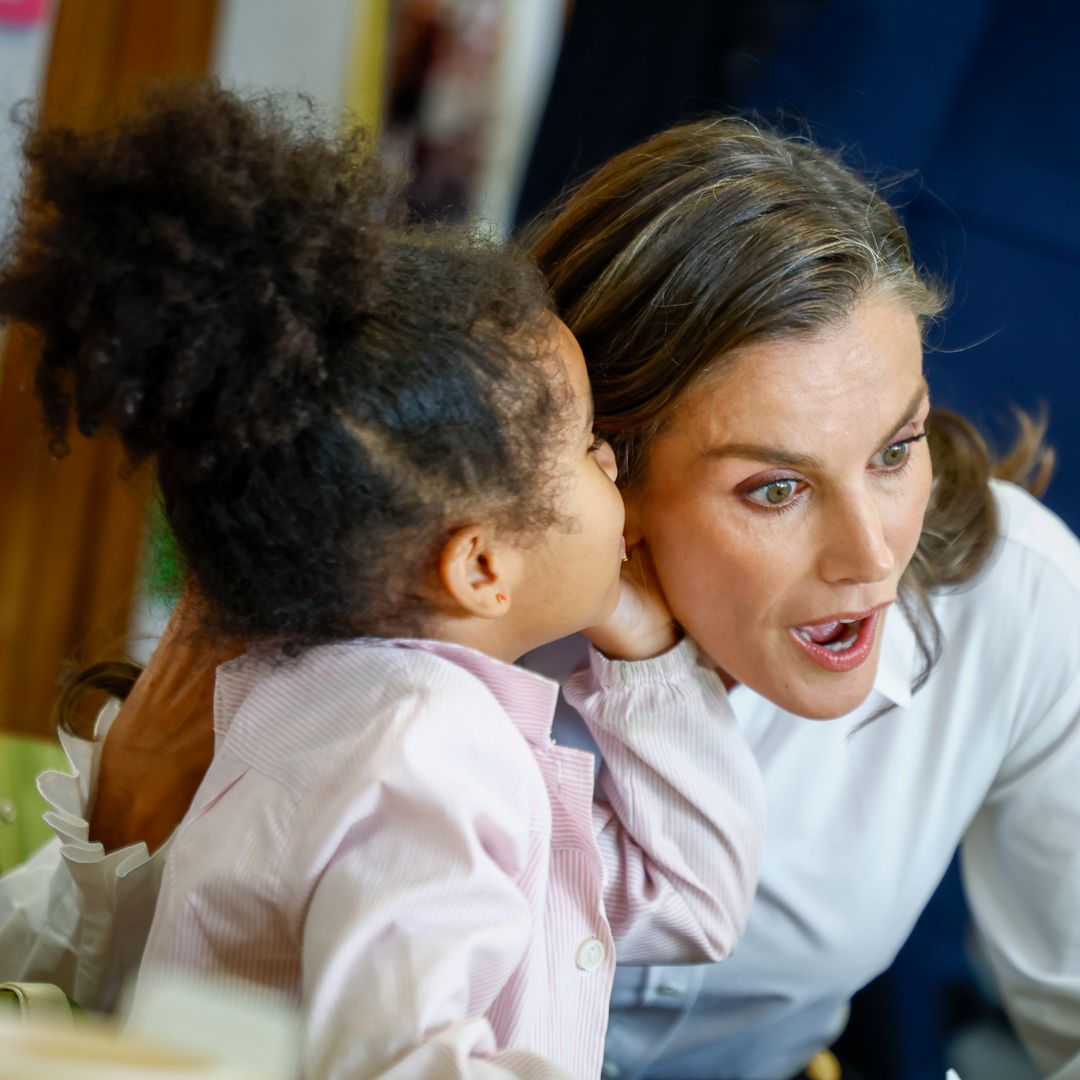 El momentazo de la reina Letizia hablando en inglés con los niños de su antiguo colegio que revela su fruta favorita