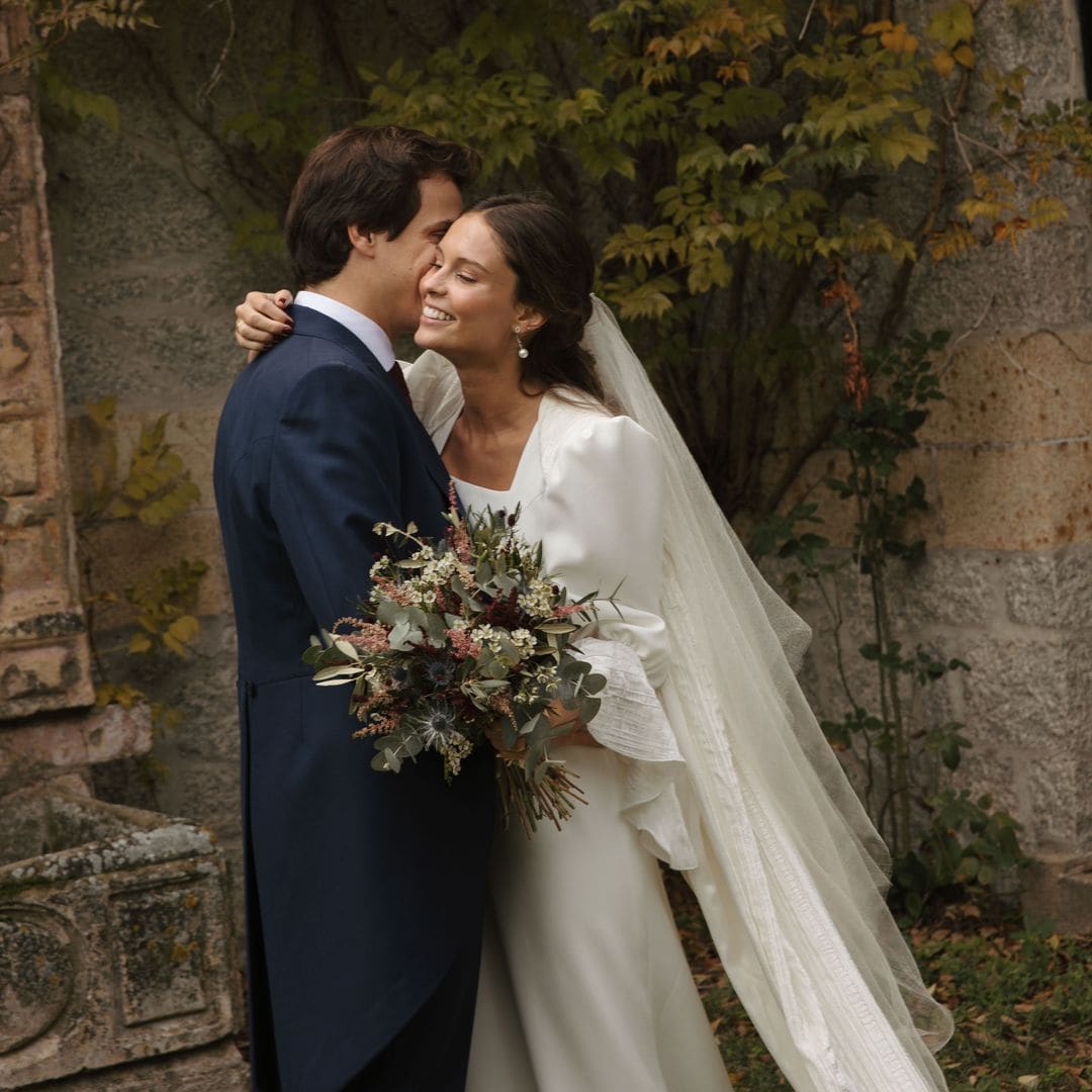 Un vestido de novia sencillo y una capa de terciopelo, la elección de Ana para su boda en Madrid